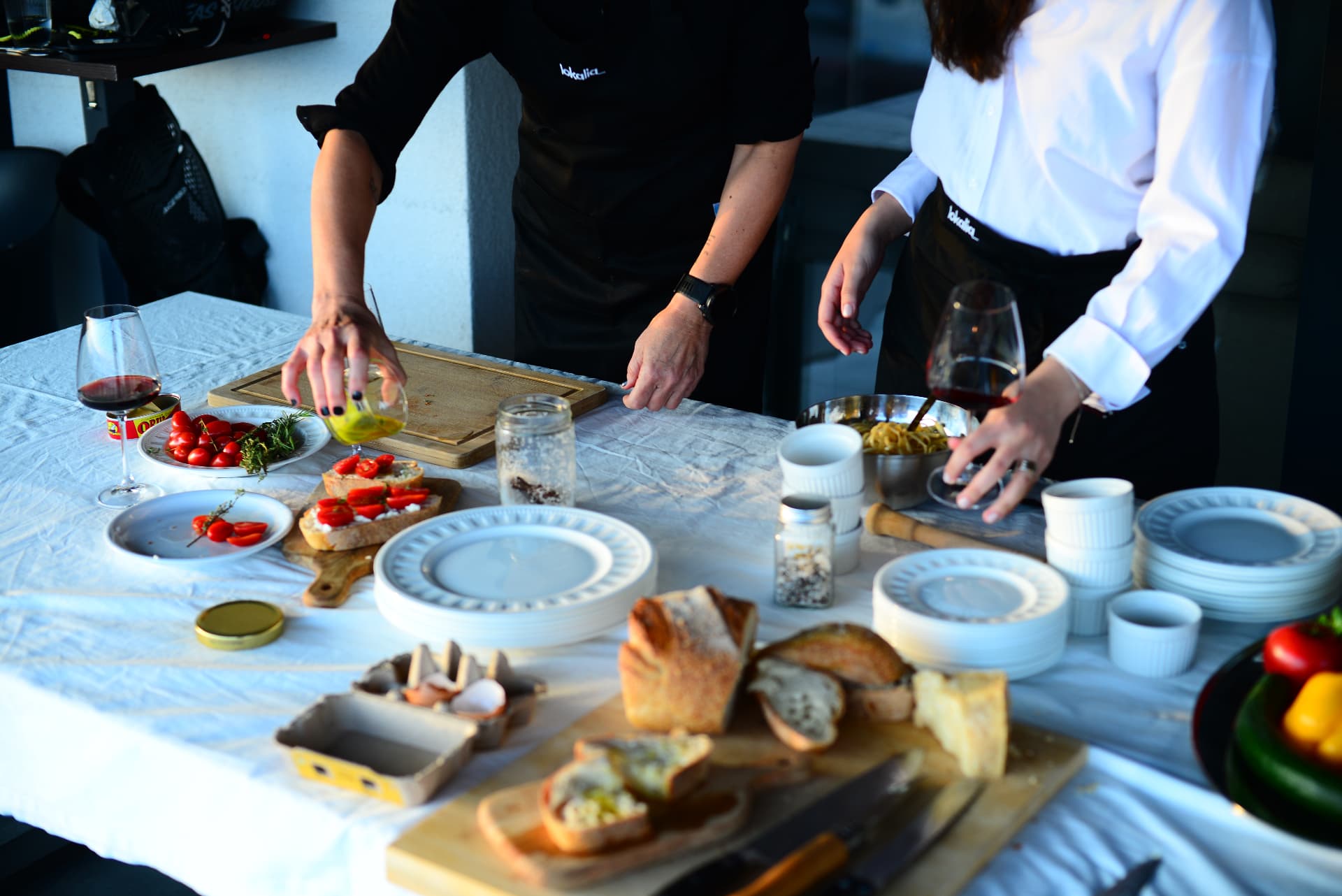 hands preparing market ingredients for a Lokalia_ cooking evening